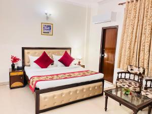 Postel nebo postele na pokoji v ubytování Hotel Paras - Karol Bagh Delhi