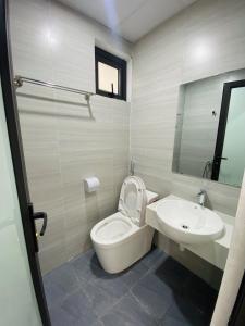 een badkamer met een toilet en een wastafel bij Nhà 40C Hoàng Ngân in Hanoi