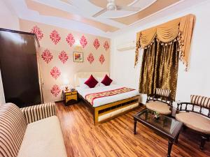 Pokój z łóżkiem i salonem z kanapą w obiekcie Hotel Paras - Karol Bagh Delhi w Nowym Delhi