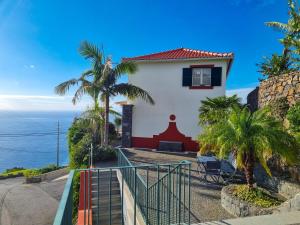 una casa con vista al mar en Casa da Ladeira, en Fajã da Ovelha