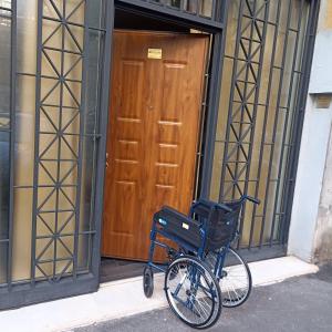 een fiets geparkeerd voor een gebouw met een deur bij Ave Cesare in Rome