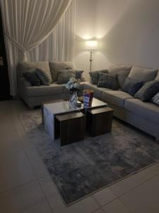 a living room with a couch and a coffee table at شقة فاخرة (مدخل خاص - دخول ذاتي) in Riyadh