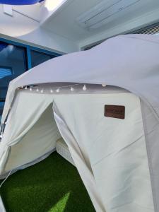 une tente blanche avec un panneau au milieu dans l'établissement Yeosu Blueara Premium Pool Villa, à Yeosu