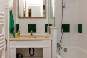 Et badeværelse på Blue Pinsolle - Appt avec piscine partagée + 5 billeder