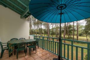 En balkon eller terrasse på Blue Pinsolle - Appt avec piscine partagée