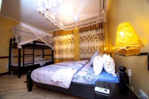 1 dormitorio con 1 cama con dosel en Kijiji Beach Resort, en Dar es Salaam