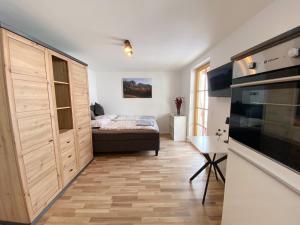 ラムサウ・アム・ダッハシュタインにあるAppartement Steinfischのベッドとキッチン付きの小さな部屋