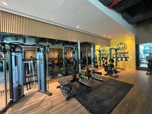 Fitness centrum a/nebo fitness zařízení v ubytování LUXFolio Retreats - Palm Paradise Haven