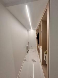 een kamer met een hal met een witte vloer bij Villabembrive in Vigo