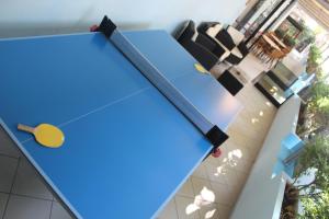 un tavolo da ping pong blu in cima a un edificio di Hotel Santini a Rimini