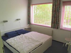 een slaapkamer met een bed en een raam bij Crox Houcke 65 in Nieuwvliet