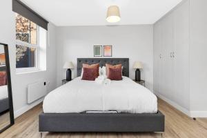 Llit o llits en una habitació de Stunning and Extremely spacious 1bed flat in Tooting