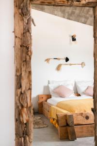 een slaapkamer met een bed gemaakt van hout bij Casa Bombordo in Carrapateira