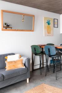 sala de estar con sofá, mesa y sillas en Casa Bombordo, en Carrapateira