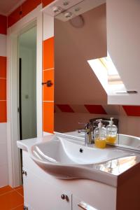een badkamer met een wastafel en een spiegel bij Apartment Filomena in Smoljanac