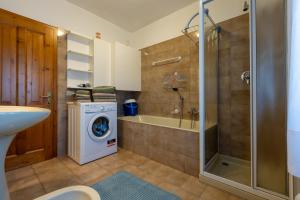 bagno con lavatrice di Appartamento Lärchenwald - Trepalle a Livigno