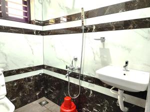 特里凡得琅的住宿－GOPURAM，一间带水槽和淋浴的浴室
