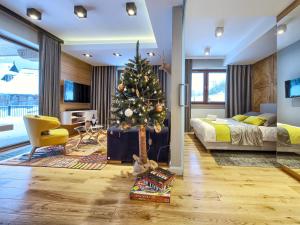 una sala de estar con un árbol de Navidad en un dormitorio en VisitZakopane - My Deer Apartment en Zakopane