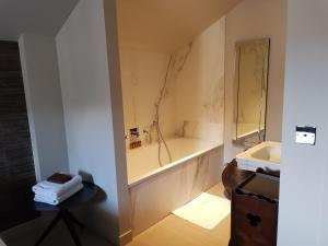 La salle de bains est pourvue d'une baignoire et d'un lavabo. dans l'établissement chambre d'hôte Croix-Rousse, à Lyon
