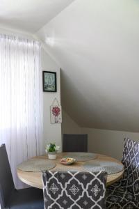 een eetkamer met een tafel en stoelen bij Apartment Filomena in Smoljanac