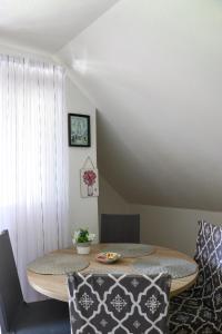 una sala da pranzo con tavolo e sedie di Apartment Filomena a Smoljanac
