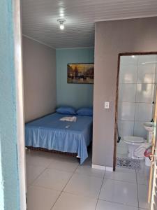 - une petite chambre avec un lit et des toilettes dans l'établissement Casa temporada Barra de Jequia-Al, à Jequiá da Praia