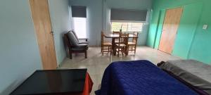 Schlafzimmer mit einem Bett, einem Tisch und Stühlen in der Unterkunft Quinta Loma Hermosa in Diamante