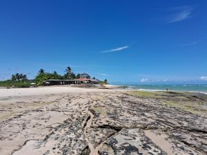 - une vue sur la plage et une maison au loin dans l'établissement Casa temporada Barra de Jequia-Al, à Jequiá da Praia