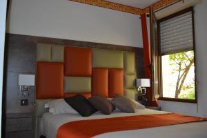 Postel nebo postele na pokoji v ubytování Logis Hôtel Le Vieil Amandier