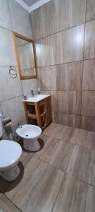 ein Bad mit einem WC und einem Waschbecken in der Unterkunft Quinta Loma Hermosa in Diamante