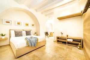 a bedroom with a bed and a desk in a room at Villa Brigida Resort in Santeramo in Colle