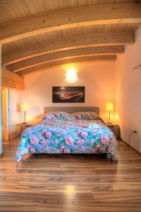 um quarto com uma cama com colcha floral em TOP BELLAVISTA MOLVENO em Molveno