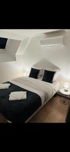 a bedroom with a large bed with white sheets and pillows at Petit Confort en Bresse in Mervans