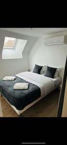 a large bed in a room with a window at Petit Confort en Bresse in Mervans