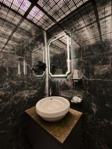 uma casa de banho com um lavatório branco e um espelho. em Elif Otel em Ereğli