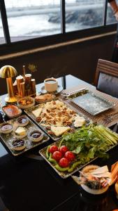Ereğli的住宿－Elif Otel，一张桌子上有很多种不同的食物