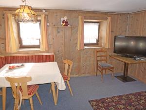 Televiisor ja/või meelelahutuskeskus majutusasutuses Holiday Home Helena by Interhome