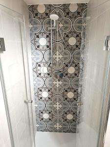La salle de bains est pourvue d'un plafond à motifs et d'une douche. dans l'établissement Casa Cavour, à Palerme