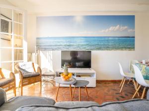 グリモーにあるHoliday Home Bleu Azur - POG120 by Interhomeの海の景色を望むリビングルーム