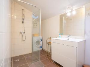 uma casa de banho com um lavatório e uma máquina de lavar roupa em Holiday Home Magali - HYE550 by Interhome em Hyères