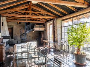 Trezzo TinellaにあるHoliday Home Antico Borgo del Riondino by Interhomeの椅子と階段のある部屋