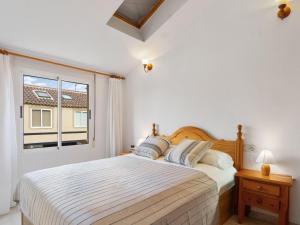 グアルダマル・デル・セグラにあるApartment Residencial El Pinar by Interhomeの白いベッドルーム(ベッド1台、窓付)