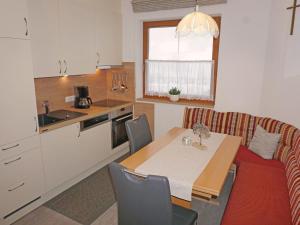 Kuchnia lub aneks kuchenny w obiekcie Apartment Pircher by Interhome