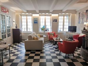 een woonkamer met banken en stoelen en een televisie bij Holiday Home La Congrière by Interhome in Cancale +26 foto's