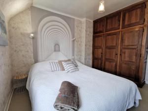 カンカルにあるHoliday Home La Congrière by Interhomeのベッドルーム1室(アーチ型の白い大型ベッド1台付)