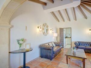 una sala de estar con un sofá y una mesa en Villa Villa Bellevue by Interhome, en Jávea 65 fotos más