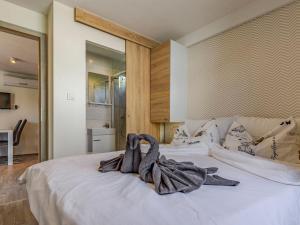 Postel nebo postele na pokoji v ubytování Holiday Home Superior-11 by Interhome