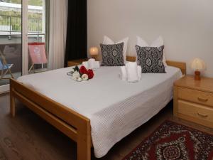 Un dormitorio con una cama grande con flores. en Apartment Allod-Park-5 by Interhome en Davos