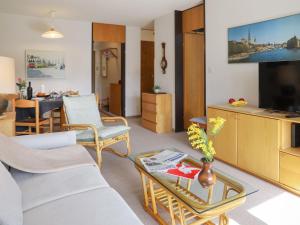 達沃斯的住宿－Apartment Allod-Park-57 by Interhome，客厅配有沙发和桌子