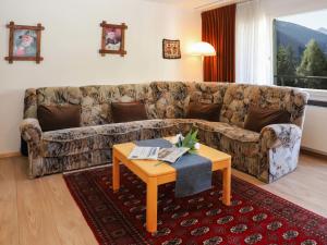 Apartment Allod-Park-53 by Interhome في دافوس: غرفة معيشة مع أريكة وطاولة